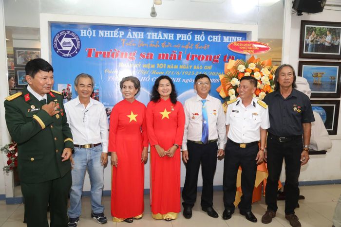 Đại tá Lê Hồng Quang, Phó Chủ nhiệm Chính trị Vùng 2 Hải Quân (thứ 2 từ phải qua) chụp ảnh lưu niệm với 5 nghệ sĩ nhiếp ảnh