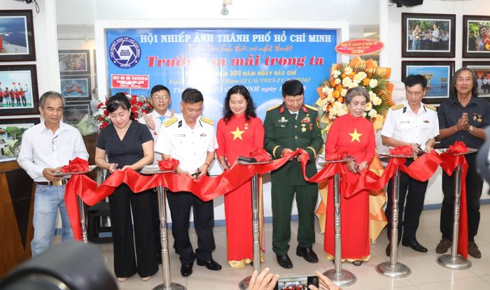 Giây phút cắt băng khai mạc triển lãm bắt đầu đón tiếp khách tham quan