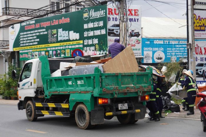 Nhân viên môi trường tăng cường thu gom rác thải sau thời gian tồn đọng tại khu vực trung tâm thành phố