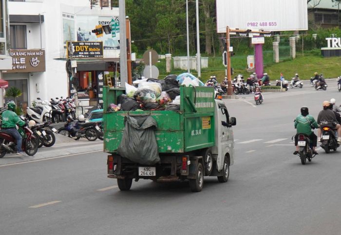 Xe chuyên dụng vận chuyển rác thải từ các điểm tập kết về nơi xử lý