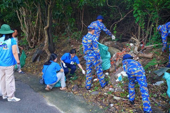 Cán bộ, chiến sĩ Trung đoàn 251 cùng đoàn viên, thanh niên phường Vũng Tàu dọc rác trên các trục đường.