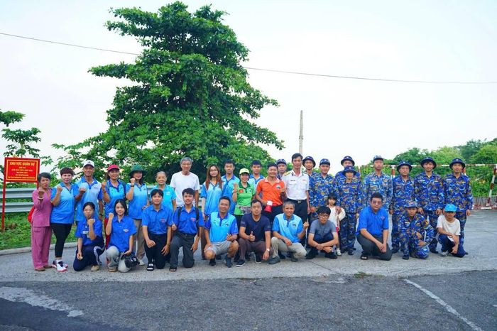 Cán bộ, chiến sĩ Trung đoàn 251 Vùng 2 Hải quân cùng người dân phường Vũng Tàu, TP.HCM, tham gia dọn rác góp phần bảo vệ môi trường.