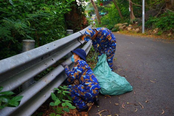 Thu gom rác trên các trục đường.