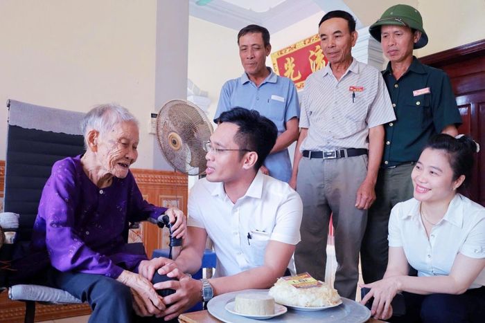 Cán bộ cơ sở ngoài trình độ chuyên môn còn phải gần dân, gắn bó mật thiết với Nhân dân. Ảnh: Trần Hiền