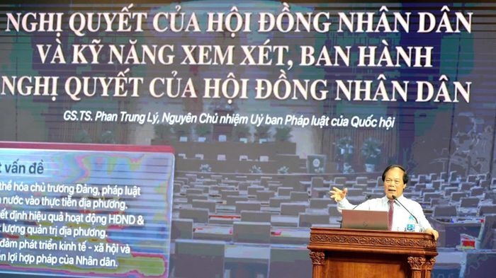 Báo cáo viên trình bày chuyên đề tại hội nghị