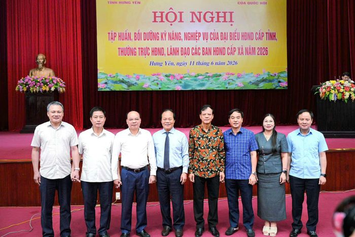 Các đại biểu chụp ảnh lưu niệm cùng các báo cáo viên tại hội nghị
