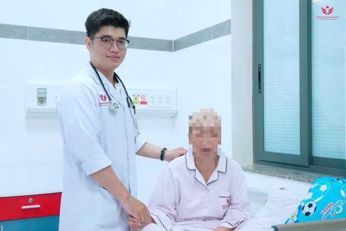 Sau nhiều giờ bóc tách tỉ mỉ quanh các cấu trúc thần kinh quan trọng, ê-kíp đã lấy bỏ thành công khối u của bệnh nhân. Ảnh: BVCC