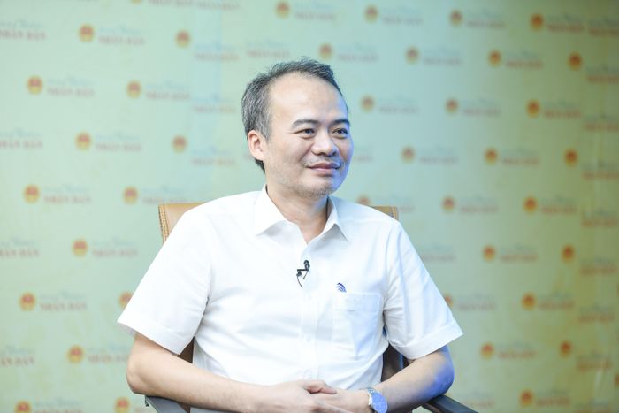 TS. Thân Thanh Sơn, Trưởng Ban Đào tạo, Đại học Công nghiệp Hà Nội trò chuyện cùng phóng viên Báo Đại biểu Nhân dân. Ảnh: Xuân Quý