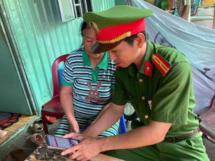Công an đặc khu Côn Đảo hướng dẫn người dân sử dụng các nền tảng số, ứng dụng công dân số TP. Hồ Chí Minh