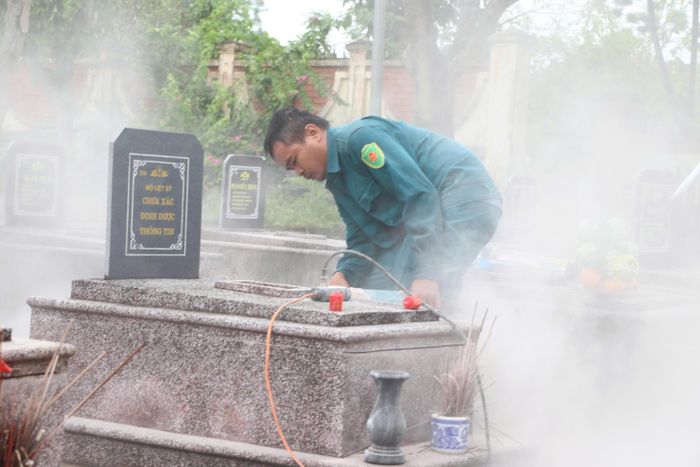 Mặc dù thời tiết không thuận lợi nhưng với tinh thần và trách nhiệm và lòng biết ơn sâu sắc đến các liệt sỹ đã hy sinh vì Tổ quốc, công tác lấy mẫu được triển khai hết sức trang nghiêm
