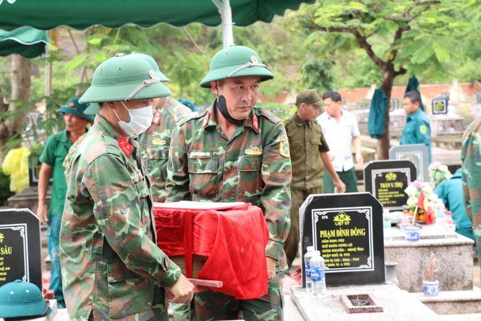 Mỗi ngôi nhà liệt sỹ được lực lượng chức năng thực hiện cẩn trọng