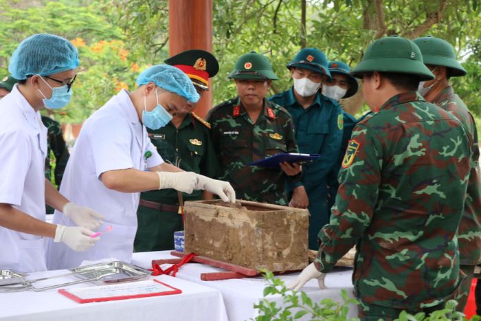 Quy trình lấy mẫu sinh phẩm được thực hiện tỉ mỉ dưới sự giám sát chặt chẽ của các đơn vị liên quan