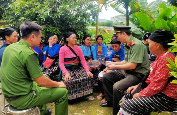 Cán bộ, chiến sĩ tuyên truyền, phổ biến pháp luật đến bà con nhân dân