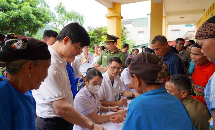 Sự có mặt trực tiếp của các đồng chí lãnh đạo các đơn vị là nguồn cổ vũ động viên cho các thành viên trong đoàn.