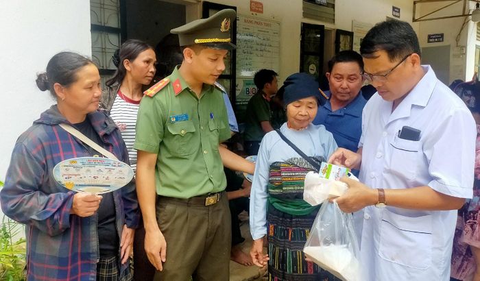 Các y, bác sĩ thăm khám, cấp phát thuốc miễn phí cho bà con.