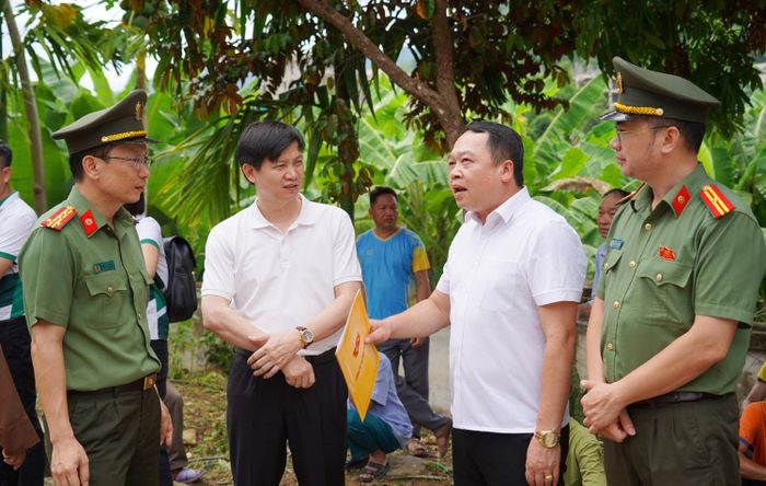 Đồng hành, cổ vũ cho các đoàn viên thanh niên là sự có mặt của lãnh đạo Sở Y tế, lãnh đạo Phòng An ninh chính trị nội bộ, cùng đại diện ban giám đốc các bệnh viện, nhà trường và các nhà tài trợ.