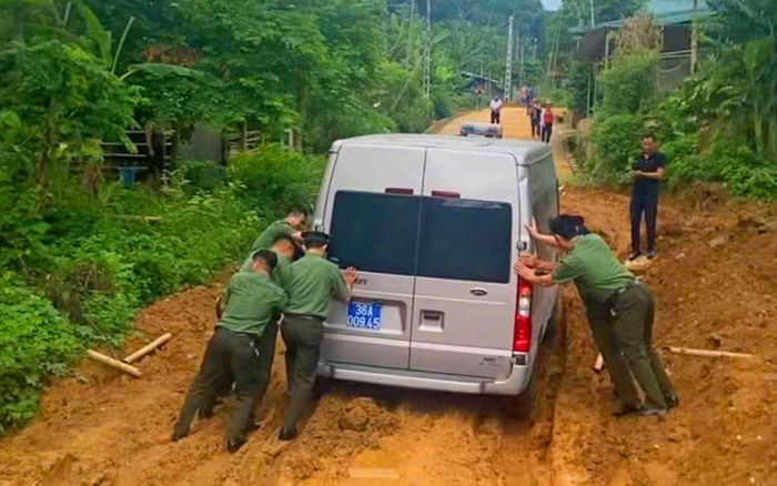 Đường vào xã Tam Thanh nhiều nơi lầy lội do đang trong quá trình sửa chữa, nâng cấp.