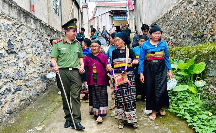 Đông đảo người dân đến tham gia chương trình.