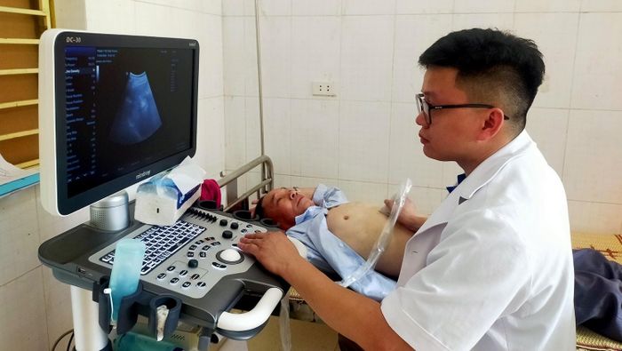 Các y, bác sĩ khám bệnh, tư vấn sức khỏe cho Nhân dân.
