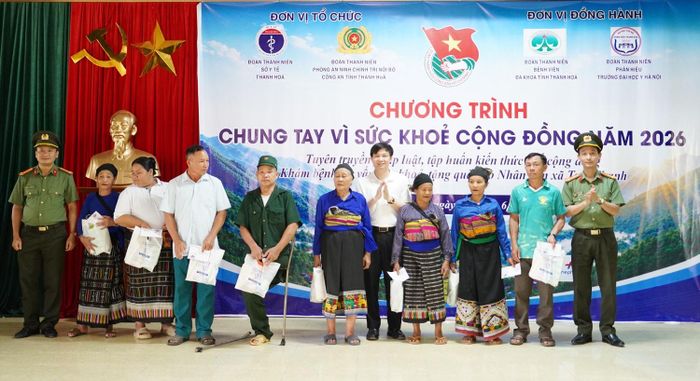 Trao tặng quà cho các gia đình chính sách, người có công.