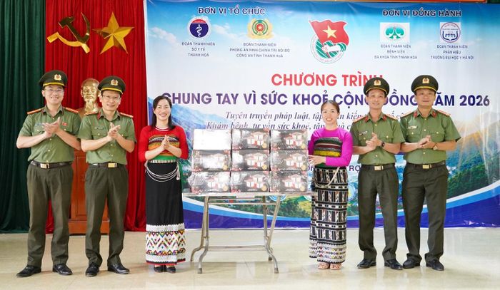 Lãnh đạo Bệnh viện đa khoa tỉnh và lãnh đạo Phòng an ninh chính trị nội bộ trao quà tặng cho UBND và Trường mầm non Tam Thanh.
