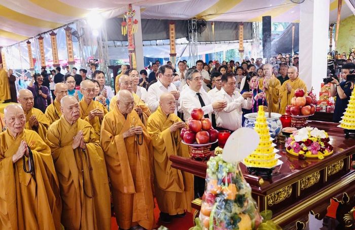 Phó bí thư Thành ủy TP. Hồ Chí Minh Nguyễn Phước Lộc, Trưởng lão hòa thượng Thích Thiện Nhơn cùng các đại biểu dâng hương tưởng niệm