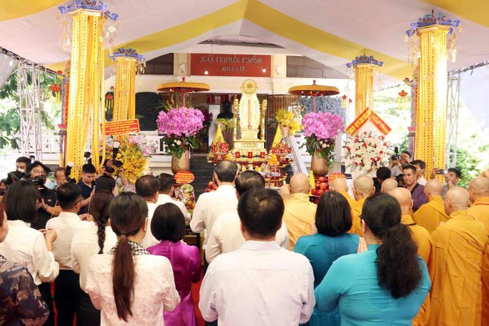 Trong không khí tôn nghiêm, mỗi người đều cầu nguyện và bày tỏ lòng biết ơn các anh hùng liệt sĩ cống hiên để Tổ quốc ngày nay yên bình, độc lập