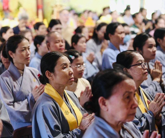 Hàng nghìn người đã cùng chắp tay cầu nguyện, tưởng nhớ những người con ưu tú đã hy sinh vì đất nước
