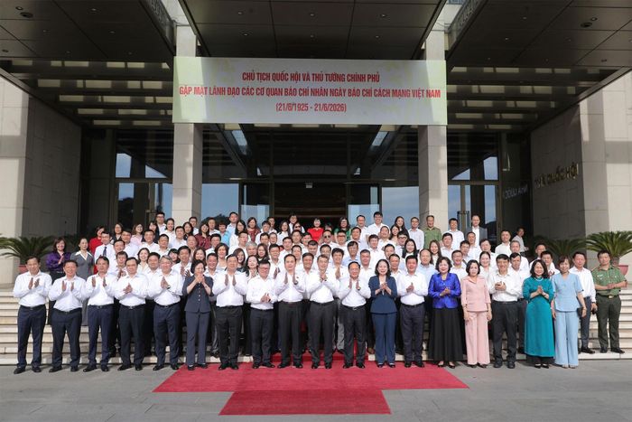 Các đại biểu chụp ảnh lưu niệm. Ảnh: Hồ Long