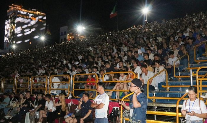 Khán giả ngồi kín khán đài dù trời Đà Nẵng có mưa