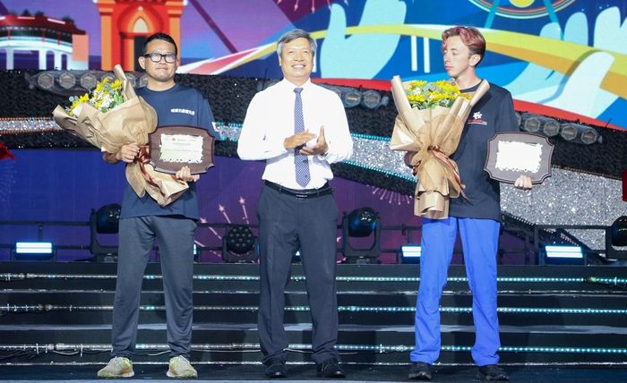 Lãnh đạo TP. Đà Nẵng trao hoa và quà lưu niệm cho 2 đội Ý và Nhật Bản