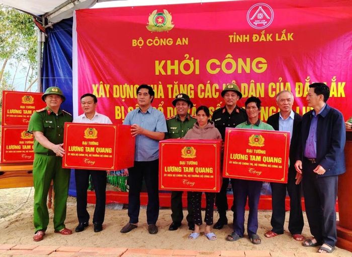 Bộ Công an trao nhà và quà tặng các hộ dân khó khăn sớm ổn định cuộc sống.