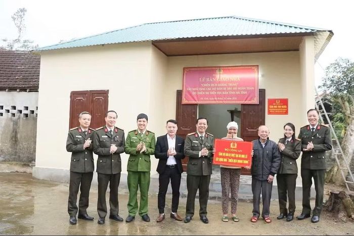 Niềm vui trong căn nhà mới mở ra sự an cư, sinh kế với người dân.
