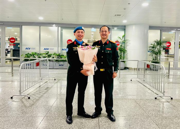 Thượng tá Nguyễn Xuân Long - Phó Chánh Văn phòng chuyên trách, Văn phòng Thường trực Bộ Công an về GGHB LHQ thay mặt lãnh đạo Văn phòng chủ trì lễ đón Thượng tá Nguyễn Ngọc Hải trở về Việt Nam.