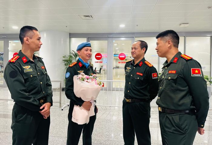 Lãnh đạo, CBCS Văn phòng Thường trực Bộ Công an về GGHB LHQ trao đổi với Thượng tá Nguyễn Ngọc Hải về hoạt động GGHB.