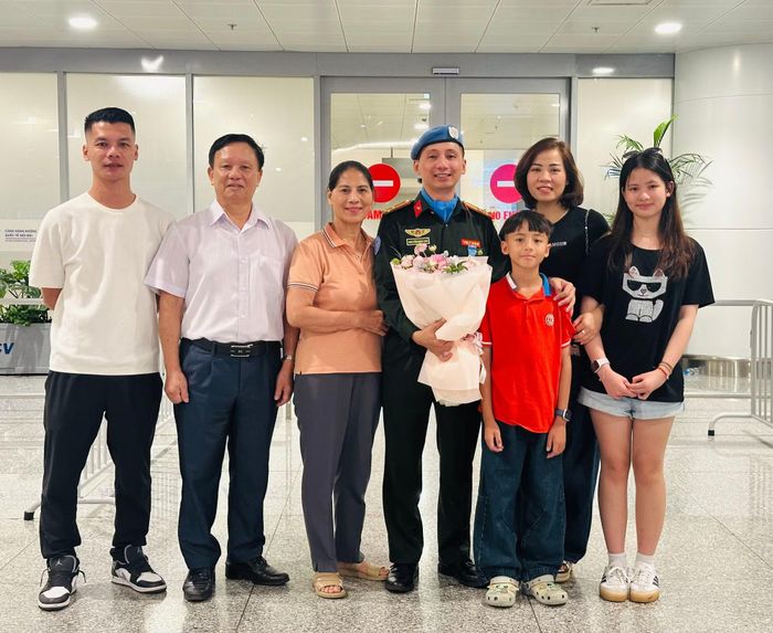  Thượng tá Nguyễn Ngọc Hải bên gia đình trong ngày vui hội ngộ. 