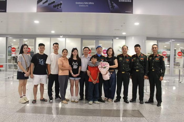 Các đồng chí lãnh đạo, CBCS Văn phòng thường trực Bộ Công an về GGHB LHQ và người thân của Thượng tá Nguyễn Ngọc Hải đã có mặt tại sân bay đón anh trở về quê hương.