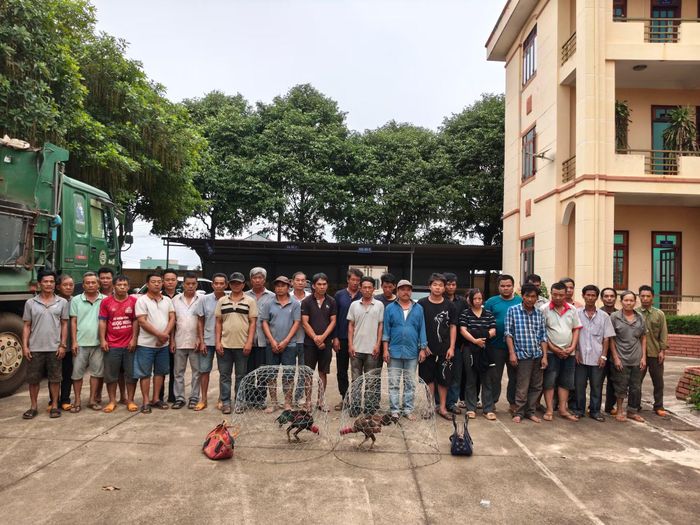  Các đối tượng tham gia xới gà bị bắt giữ. Ảnh: (Đức Huy) 