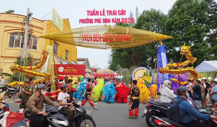 Lễ hội trái cây "trên bến dưới thuyền" đang được tổ chức ở khu vực Bến Bình Đông.