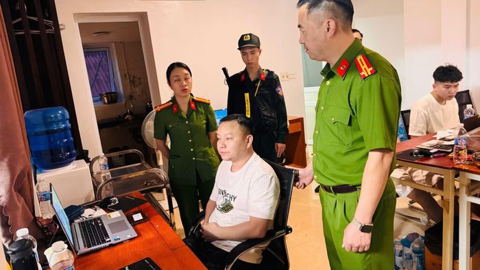  Đối tượng cầm đầu Wang Xiang Sheng (Vương Trường Sinh) tại cơ quan Công an. 