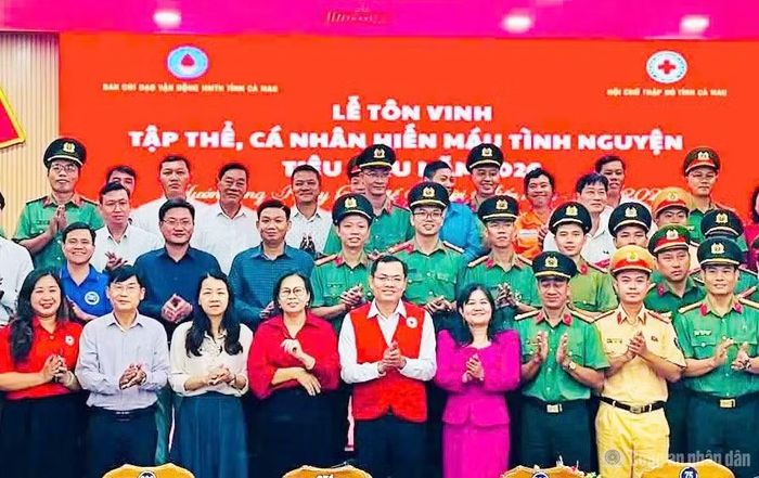 Lãnh đạo UBND tỉnh Cà Mau chụp ảnh lưu niệm cùng các cá nhân, tập thể được vinh danh trong phong trào hiến máu tình nguyện tiêu biểu năm 2026.