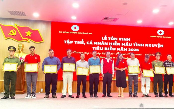 Lãnh đạo UBND tỉnh Cà Mau tặng Bằng khen các cá nhân có từ 21 đến 29 lần hiến máu tình nguyện.