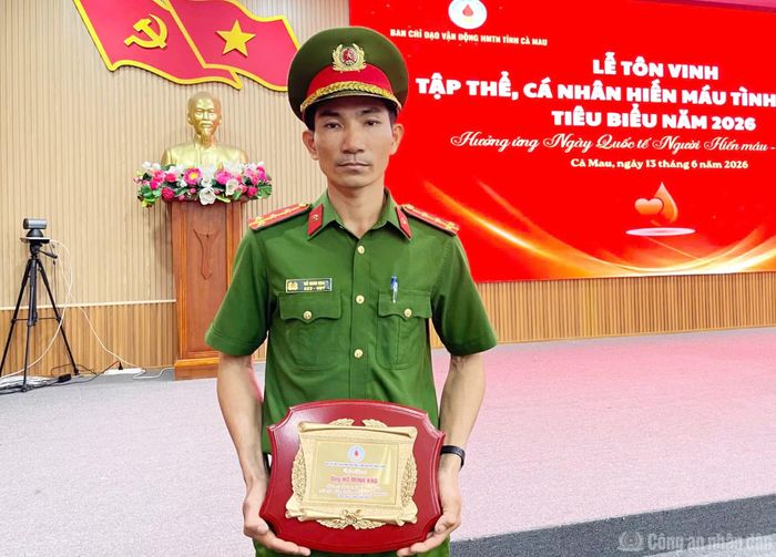 Đại úy Hồ Minh Kha, cán bộ Phân trại Tạm giam Thới Bình được tôn vinh vì đã có 39 lần hiến máu tình nguyện.