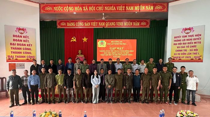 Cục An ninh nội địa gặp mặt người có uy tín trong đồng bào dân tộc Mông nhân dịp Tết cổ truyền tại xã Vụ Bổn, tỉnh Đắk Lắk.
