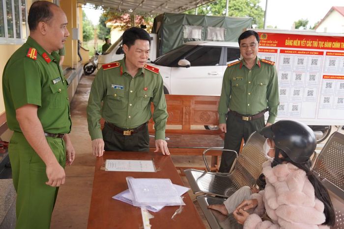 Thiếu tướng Nguyễn Hữu Mạnh, Cục trưởng Cục An ninh nội địa và đoàn công tác thăm hỏi, trao đổi với bà con người dân tộc thiểu số tại xã Ea Ktur, tỉnh Đắk Lắk.