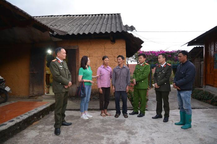 Cán bộ Công an tỉnh Lai Châu và đại diện chính quyền cơ sở, phóng viên Báo Công an nhân dân chủ động xuống địa bàn nắm chắc tình hình, lắng nghe tâm tư, nguyện vọng của nhân dân.