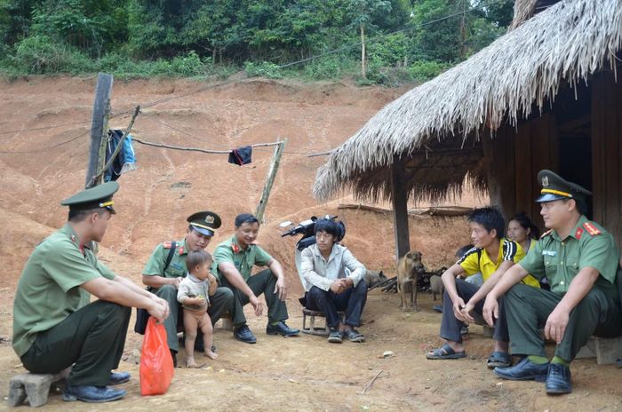 Cán bộ an ninh tỉnh Điện Biên tăng cường xuống cơ sở, vận động tuyên truyền cho nhân dân.