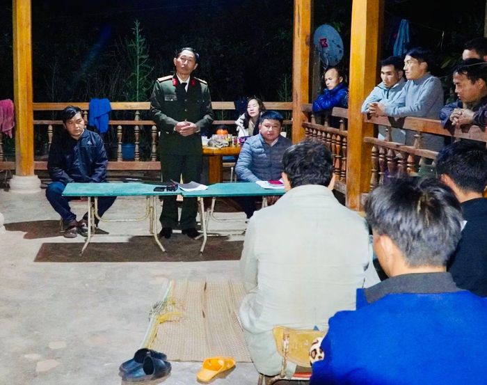 Thượng tá Vàng A Xó tuyên truyền pháp luật cho dân bản.