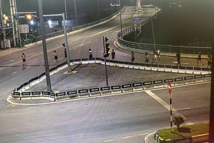 Từ hệ thống camera giám sát an ninh của Trung tâm Thông tin chỉ huy, Công an tỉnh Phú Thọ phát hiện nhóm thanh thiếu niên tụ tập, chuẩn bị hung khí gây rối trật tự công cộng.