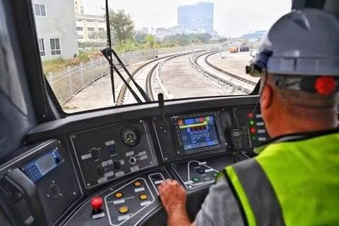 Yếu tố con người vẫn đóng vai trò quyết định trong việc vận hành các tuyến đường sắt hiện đại.